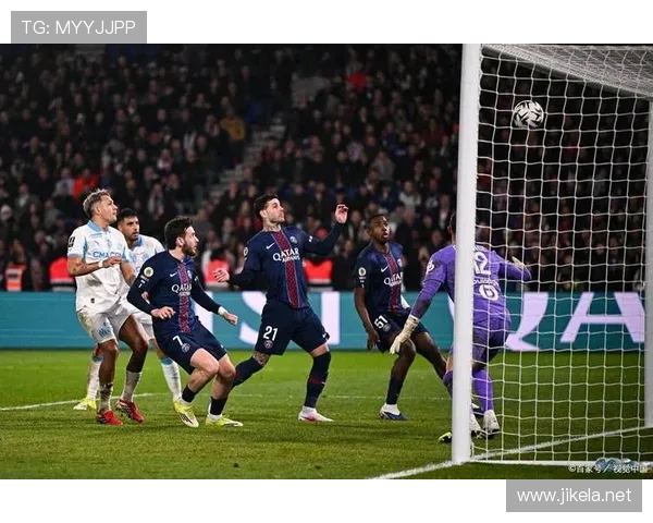 巴黎圣日耳曼强强对话中越踢越被动，攻防问题逐步反映至争冠形势